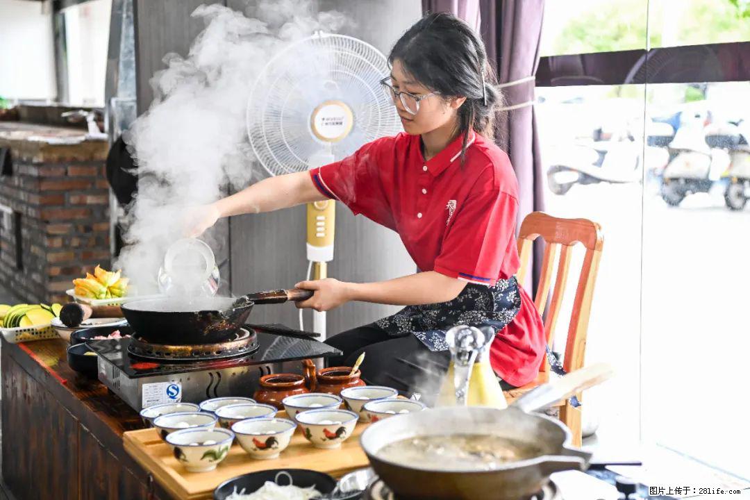 全网追的“扁担女孩”，找了一份暑假工，时薪12元 - 秦皇岛生活资讯 - 秦皇岛28生活网 qhd.28life.net